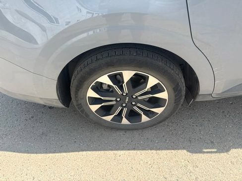 Used 2024 Kia Carnival EX FWD image 17