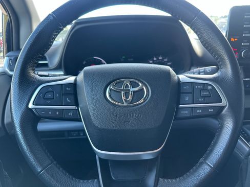 Used 2024 Toyota Sienna XLE image 22