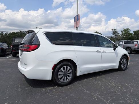Used 2023 Chrysler Pacifica Touring-L FWD image 3