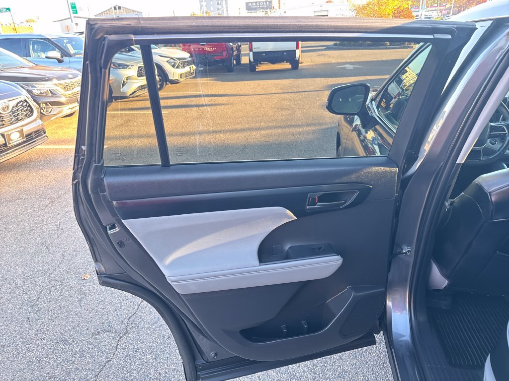 Used 2022 Toyota Highlander LE AWD/4WD image 41