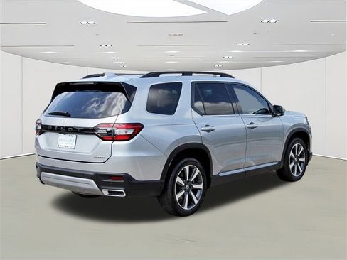 Used 2023 Honda Pilot Touring image 3