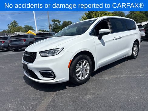 Used 2023 Chrysler Pacifica Touring-L FWD image 2
