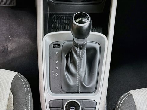 Used 2025 Hyundai Venue SEL FWD image 23