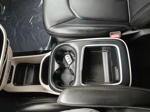 Used 2023 Chrysler Pacifica Touring-L FWD image 21