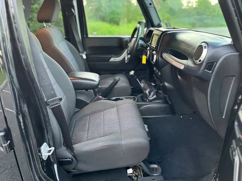 Used 2012 Jeep Wrangler Unlimited Rubicon w/ Connectivity Group AWD/4WD image 19