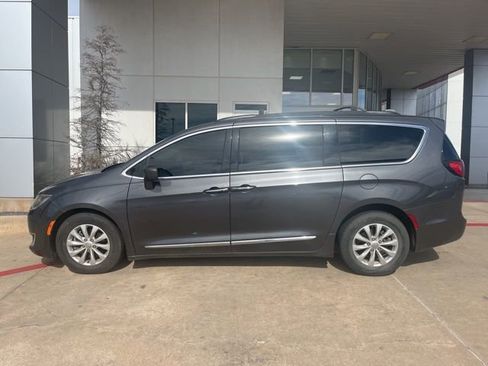 Used 2017 Chrysler Pacifica Touring-L image 3