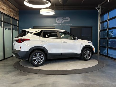 Used 2023 Kia Seltos LX AWD/4WD image 3