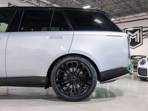 Used 2025 Land Rover Range Rover SE image 16