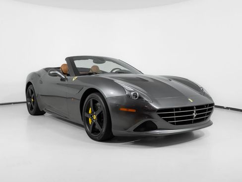 Used 2016 Ferrari California T RWD image 11
