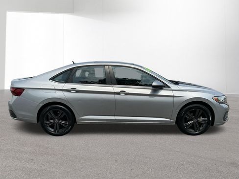 Used 2022 Volkswagen Jetta SE FWD image 2