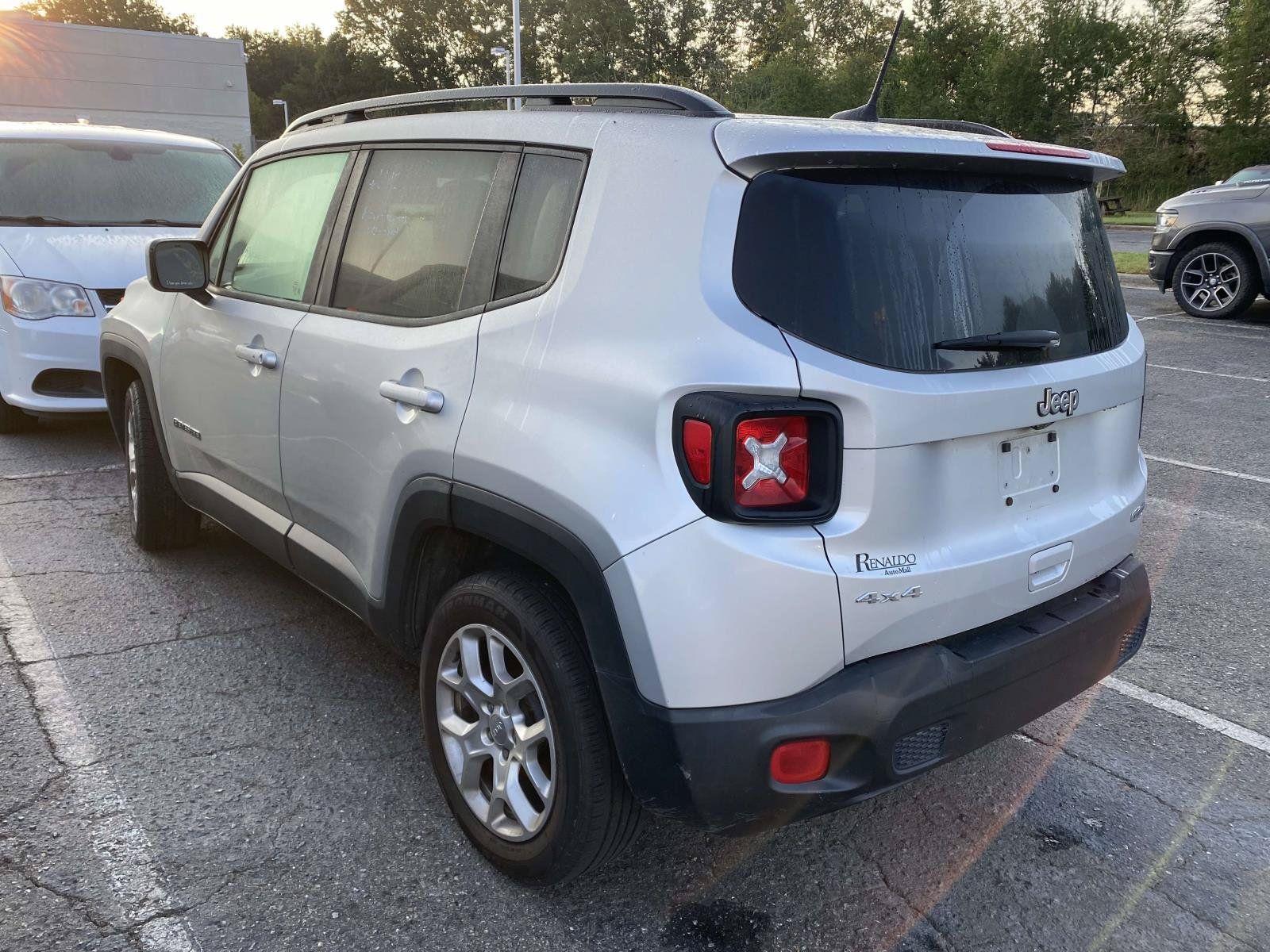 Used 2018 Jeep Renegade Latitude w/ Cold Weather Group AWD/4WD image 5