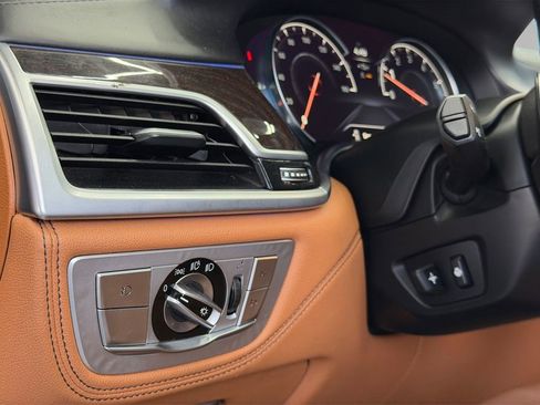 Used 2018 BMW 750i xDrive image 27