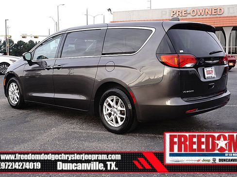 Used 2023 Chrysler Voyager LX image 3