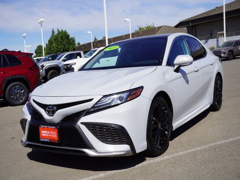 Used 2022 Toyota Camry XSE FWD image 5