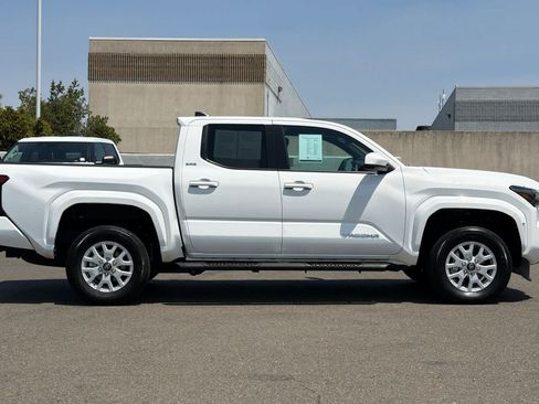 Used 2024 Toyota Tacoma SR5 w/ SR5 Upgrade Package AWD/4WD image 6