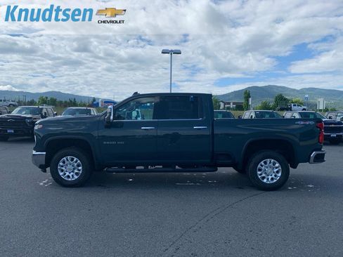 Used 2025 Chevrolet Silverado 3500 LTZ w/ LTZ Convenience Package AWD/4WD image 4