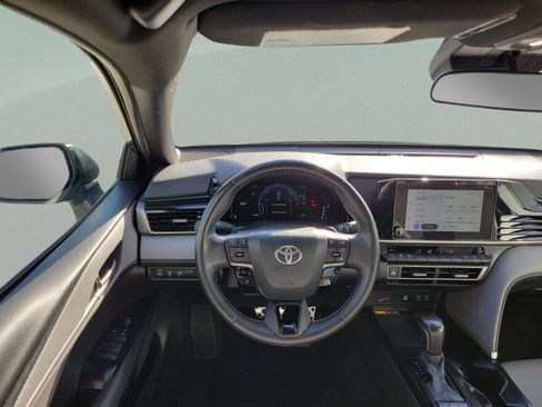 Used 2025 Toyota Camry SE FWD image 14