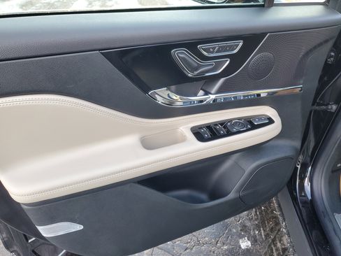 New 2026 Lincoln Corsair Premiere image 8