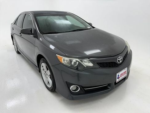 Used 2014 Toyota Camry SE FWD image 2