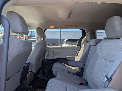 Used 2022 Toyota Sienna LE FWD image 9