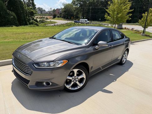 Used 2014 Ford Fusion SE w/ Equipment Group 201A FWD image 2
