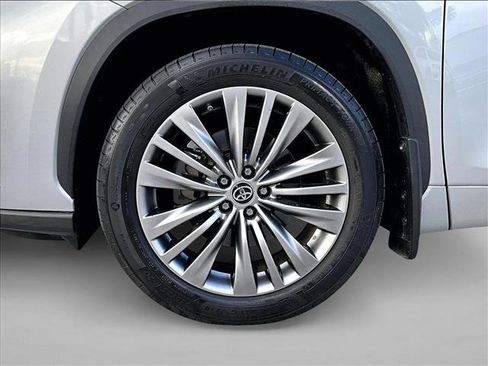 Used 2021 Toyota Highlander Platinum image 10