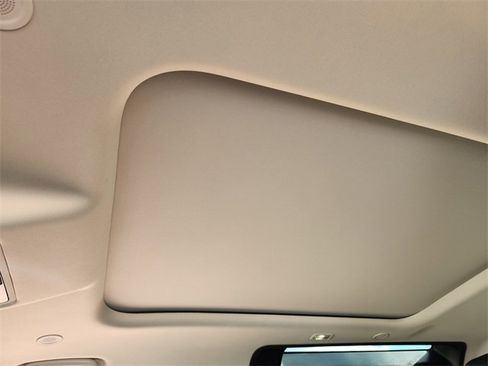 Used 2024 Land Rover Defender 90 S image 24