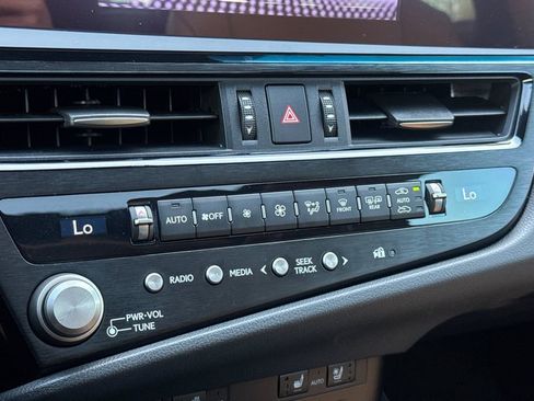 Used 2022 Lexus ES 300h w/ Premium Package image 18