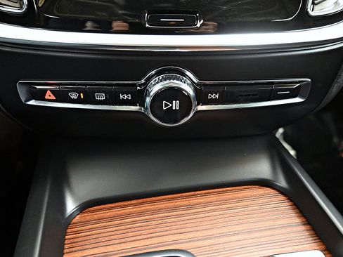 Used 2019 Volvo S60 T6 Momentum w/ Multimedia Package image 16