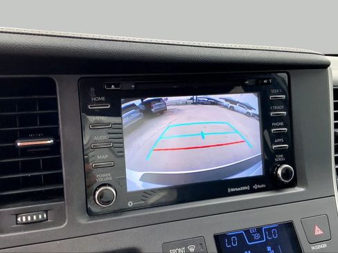Used 2020 Toyota Sienna SE FWD image 25