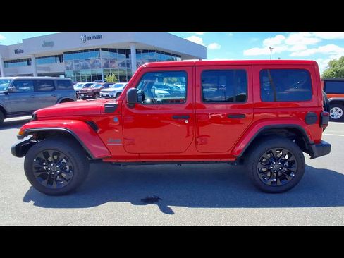 Used 2025 Jeep Wrangler Unlimited Sahara w/ Safety Group AWD/4WD image 5