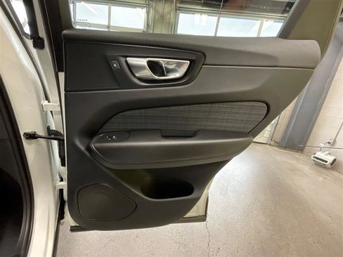 Used 2022 Volvo XC60 B5 Momentum image 21