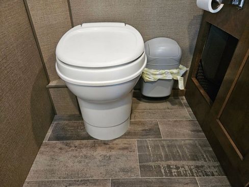 Used 2018 Ford E-450 and Econoline 450 Super Duty w/ Motorhome Prep Package image 30