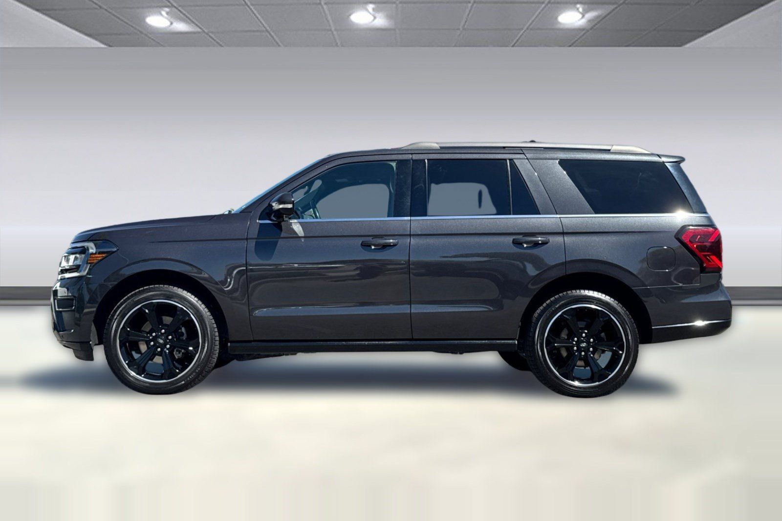 Used 2023 Ford Expedition Limited AWD/4WD image 2