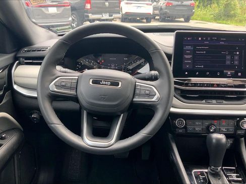 Used 2025 Jeep Compass Limited AWD/4WD image 5