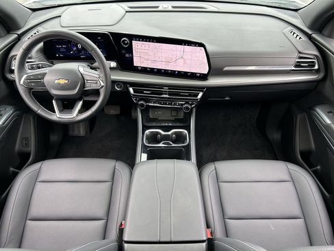 Used 2025 Chevrolet Traverse LT w/ Sun and Wheel Package image 21