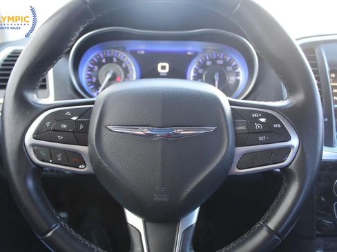 Used 2017 Chrysler 300 Limited image 18