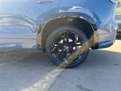 New 2026 Volkswagen Tiguan SE R-Line AWD/4WD image 8