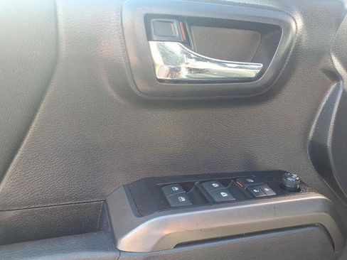 Certified 2022 Toyota Tacoma TRD Off-Road AWD/4WD image 4