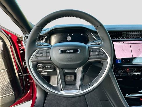 Used 2025 Jeep Grand Cherokee Limited image 11