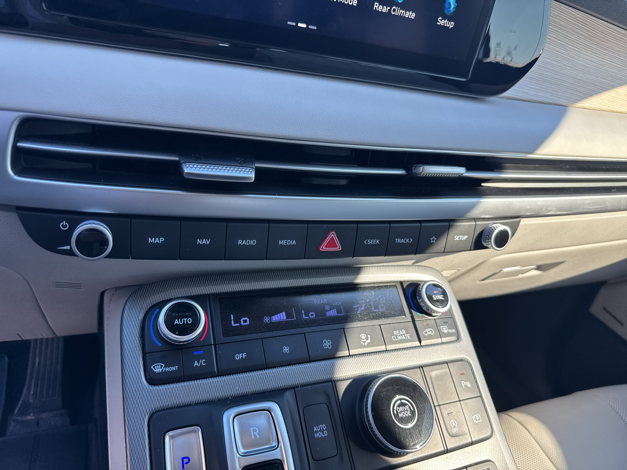 Used 2024 Hyundai Palisade Limited FWD image 16