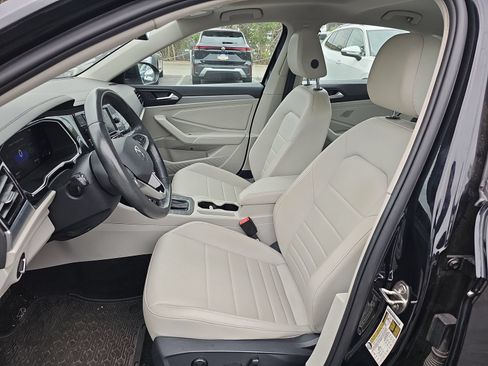 Used 2022 Volkswagen Jetta SE w/ Panoramic Sunroof Package FWD image 16