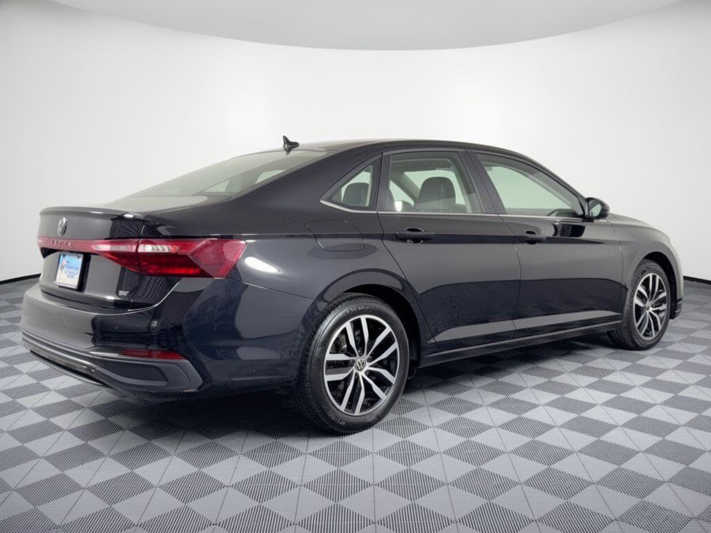Used 2025 Volkswagen Jetta SE FWD image 9