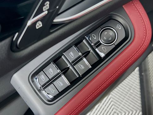 New 2026 Porsche Macan Base image 20