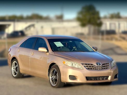 Used 2010 Toyota Camry image 1