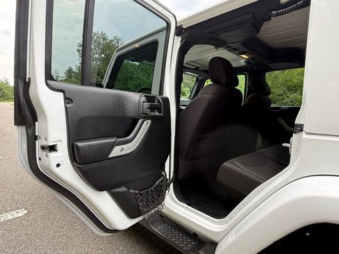 Used 2017 Jeep Wrangler Unlimited Sahara w/ Connectivity Group AWD/4WD image 18