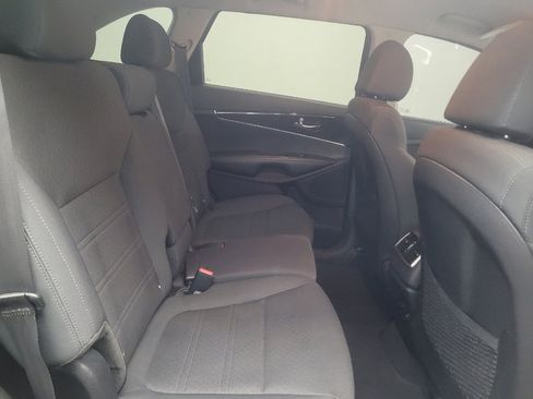 Used 2020 Kia Sorento S image 19