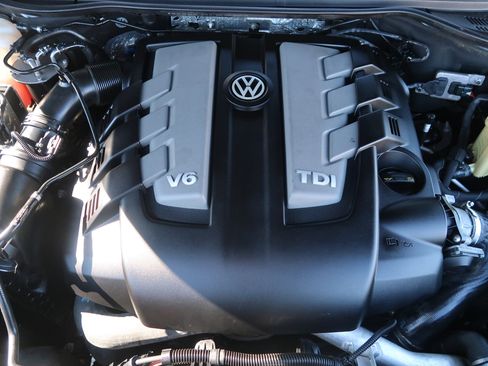 Used 2014 Volkswagen Touareg Executive image 46