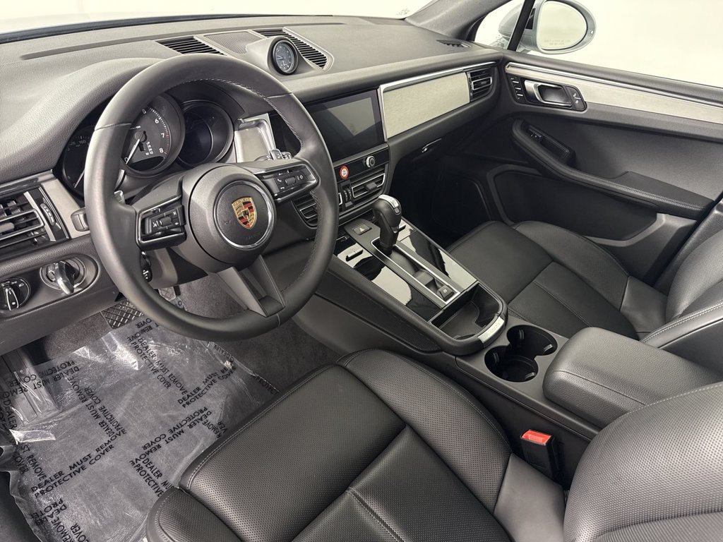 Certified 2025 Porsche Macan AWD/4WD image 4