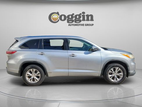 Used 2014 Toyota Highlander XLE FWD image 4
